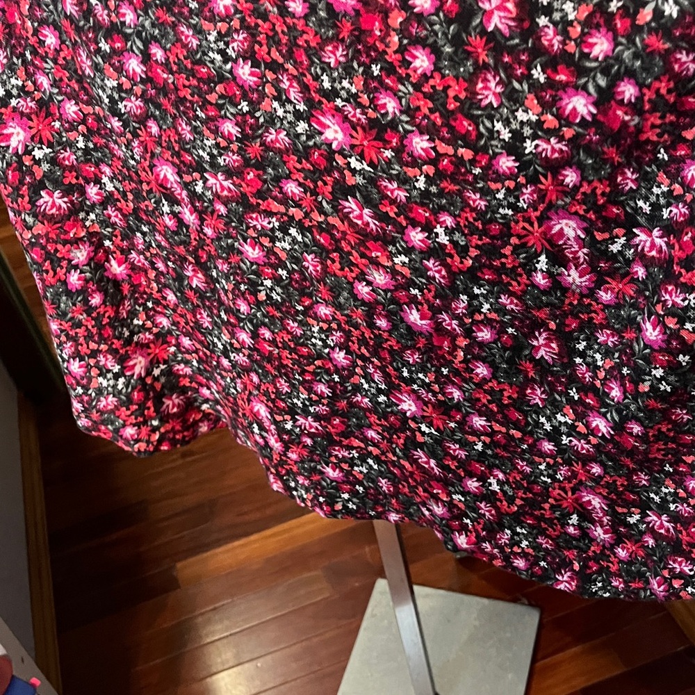 NWT Torrid Harper Top Black/ Red Floral Convertible Sleeve Sz 5 - Picture 4 of 13